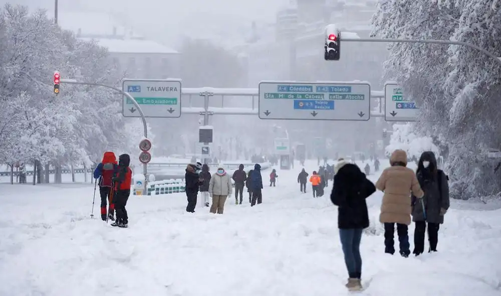 La actual nevada, considerada una de las peores desde hace 50 años, ha sido constante en buena parte del territorio durante la noche del viernes al sábado. Foto: EFE La actual nevada, considerada una de las peores desde hace 50 años, ha sido constante en buena parte del territorio durante la noche del viernes al sábado. Foto: EFE
