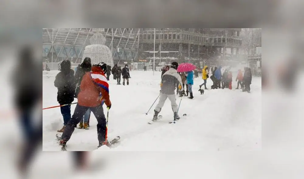 Varias personas esquían en la Plaza de Colón de Madrid, este sábado, cubierta de nieve tras el paso de la borrasca Filomena. Foto: EFE Varias personas esquían en la Plaza de Colón de Madrid, este sábado, cubierta de nieve tras el paso de la borrasca Filomena. Foto: EFE