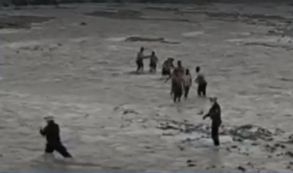 Los familiares de los jóvenes estuvieron presentes esperando a que sean puestos a salvo. Foto: captura de Canal N Los familiares de los jóvenes estuvieron presentes esperando a que sean puestos a salvo. Foto: captura de Canal N
