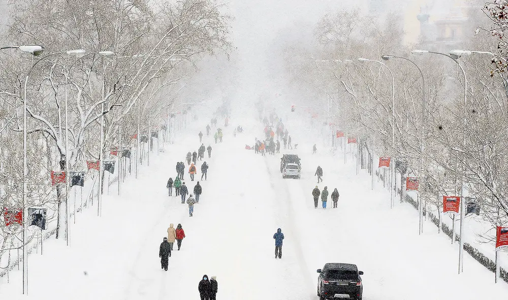 Suspensión. Una espesa capa de nieve cubrió el sábado el Paseo de la Castellana en Madrid, donde no circulan autobuses. Foto: EFE Suspensión. Una espesa capa de nieve cubrió el sábado el Paseo de la Castellana en Madrid, donde no circulan autobuses. Foto: EFE