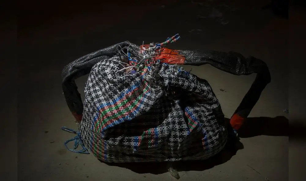 Bolsa de rafia incautada por la Dirandro en Ayacucho. Los narcos entregan este material a los mochileros para que carguen la cocaína.