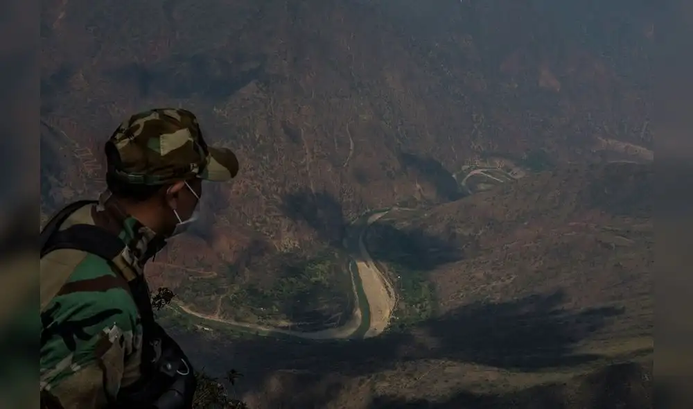 Agente PNP del VRAEM muestra el río Pampas. Por esa escarpada geografía se desplazan los mochileros.