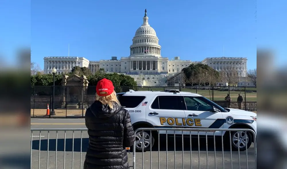 Al día siguiente. Seguidora de Donald Trump a las afueras del congreso de
Estados Unidos.