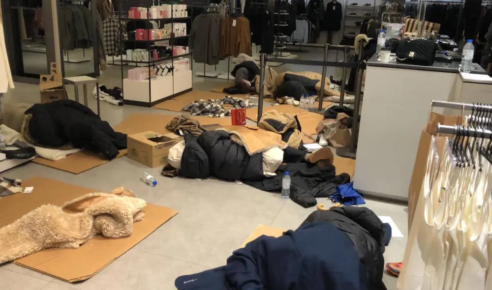 Trabajadores de Zara del centro comercial Gran Plaza 2 tuvieron que dormir en el piso del local. Foto: Twitter/ Oprimide Trabajadores de Zara del centro comercial Gran Plaza 2 tuvieron que dormir en el piso del local. Foto: Twitter/ Oprimide