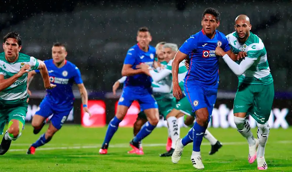 Santos y Cruz Azul se enfrentan desde las 7.06 p. m. (hora mexicana). Foto: EFE