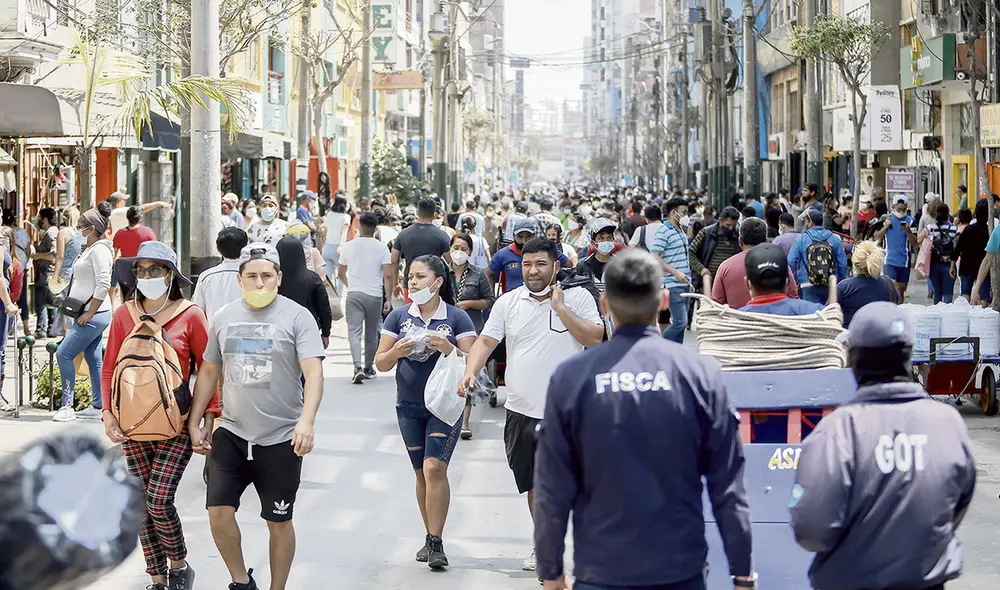 Cuidado. Advierten que contagios y fallecidos van a seguir apareciendo tras fin de fiestas. Foto: Antonio Melgarejo/La República