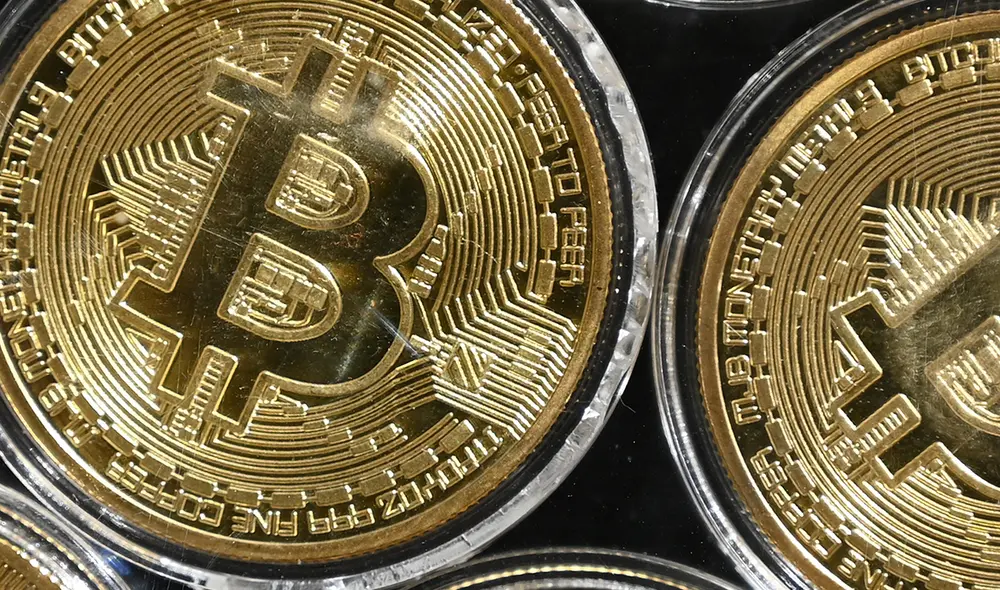 El bitcoin se ha convertido en un rival del oro y podría cotizar hasta 146.000 dólares. Foto: AFP