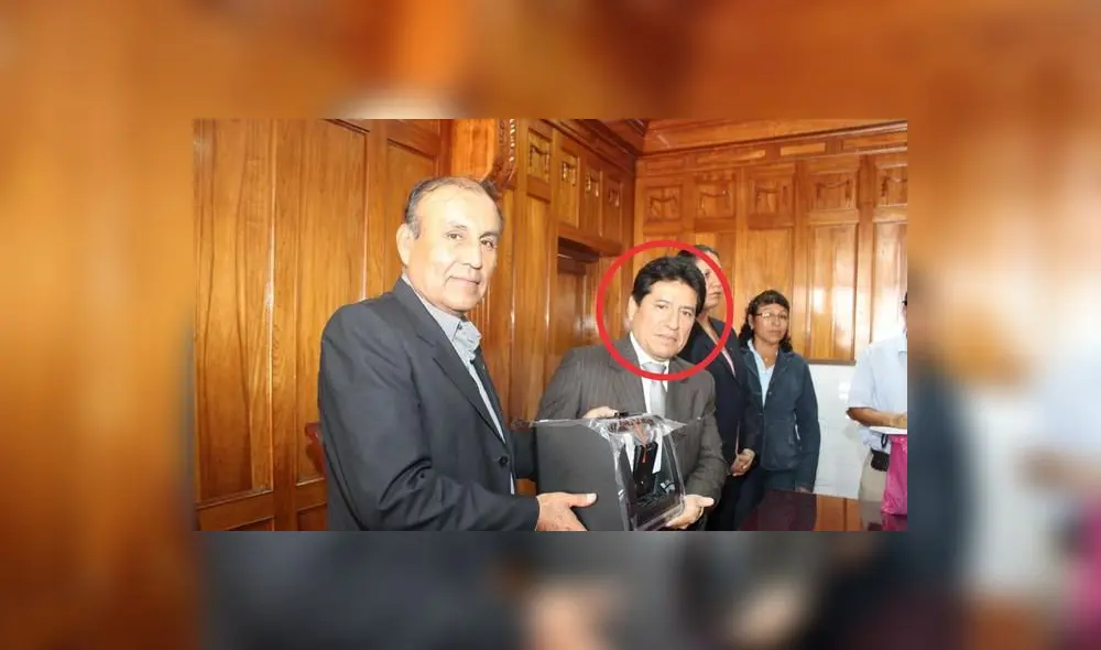 Cotrina recibió donaciones durante su gestión, así como un reconocimiento por parte de Marcelo. Foto: Trujillo Tv Noticias Cotrina recibió donaciones durante su gestión, así como un reconocimiento por parte de Marcelo. Foto: Trujillo Tv Noticias