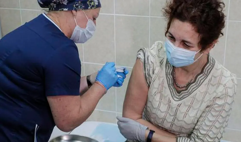 Según informó el Centro Gamaleya, 150 voluntarios participarán en los primeros análisis de ‘Sputnik Light’ en tres laboratorios de Moscú y San Petersburgo. Foto: EFE Según informó el Centro Gamaleya, 150 voluntarios participarán en los primeros análisis de ‘Sputnik Light’ en tres laboratorios de Moscú y San Petersburgo. Foto: EFE