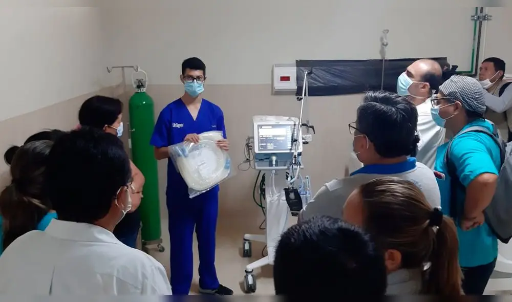 Especialista capacita sobre EL uso y funcionamiento del ventilador mecánico a personal de salud. Foto: Goresam.