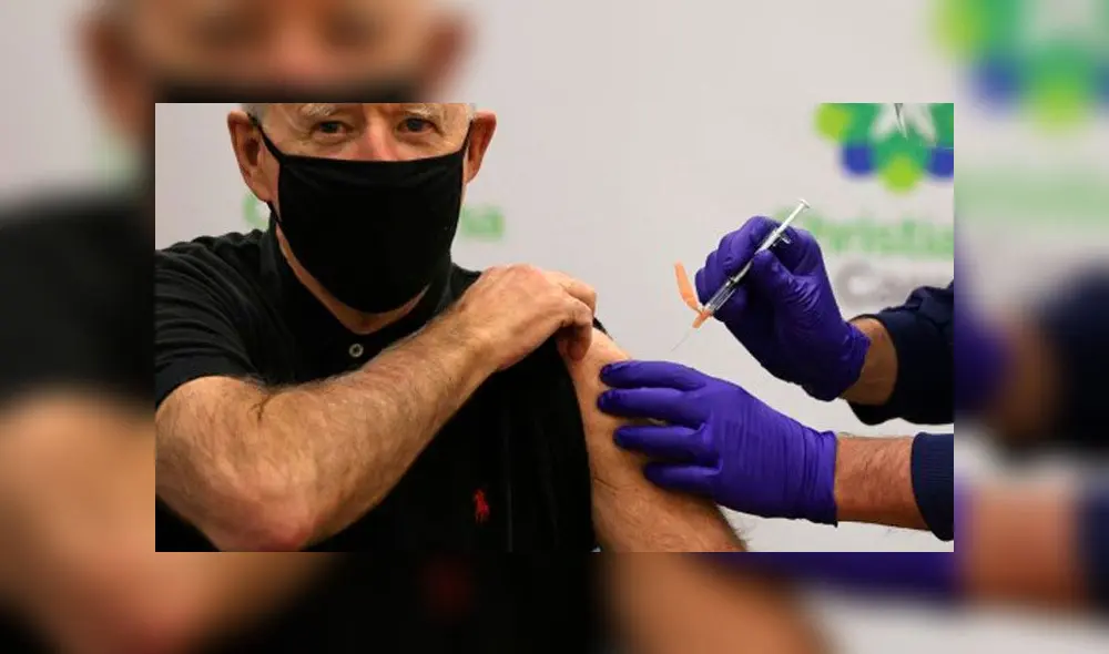 Joe Biden se alzó la prenda para recibir la segunda dosis de la vacuna Pfizer. Foto: AFP Joe Biden se alzó la prenda para recibir la segunda dosis de la vacuna Pfizer. Foto: AFP