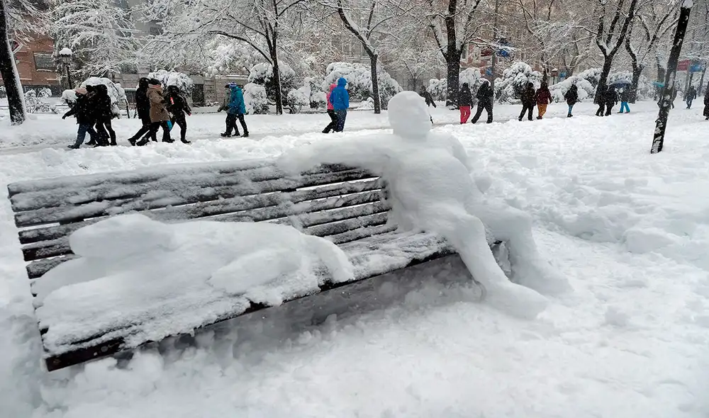 Vista del exterior del Museo del Prado en Madrid, con unas figuras de nieve en un banco, tras el paso de la borrasca Filomena. Foto: EFE Vista del exterior del Museo del Prado en Madrid, con unas figuras de nieve en un banco, tras el paso de la borrasca Filomena. Foto: EFE