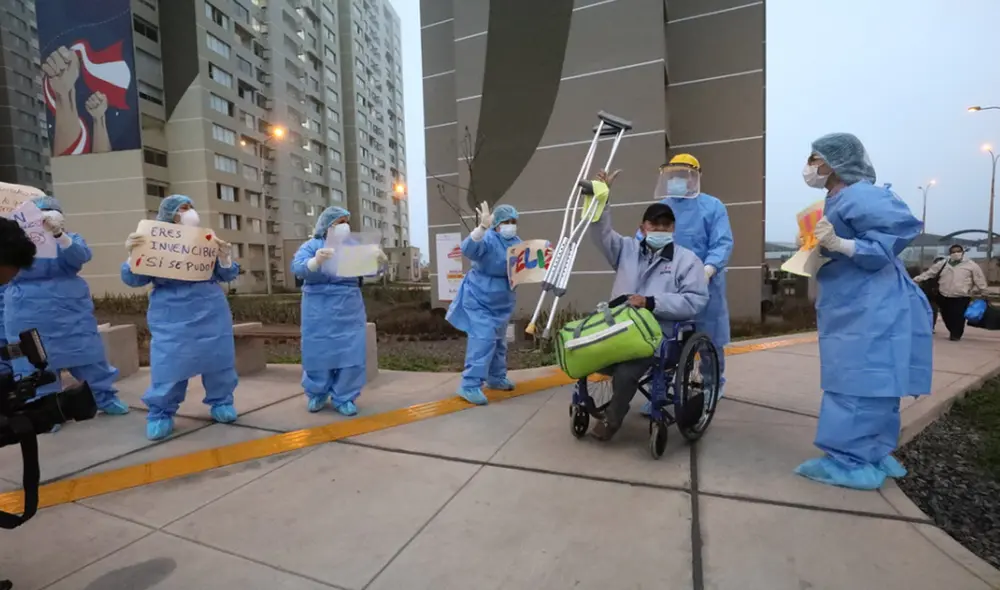 Hombre abandona la Villa Panamericana tras ser dado de alta. Foto: EsSalud Hombre abandona la Villa Panamericana tras ser dado de alta. Foto: EsSalud