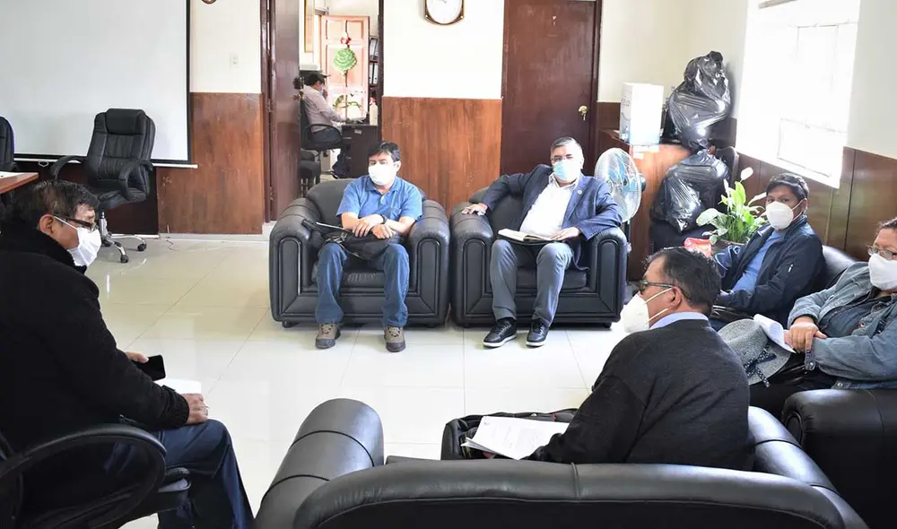 Docentes se reunieron con el gerente de Educación de Arequipa. Foto: GRA Docentes se reunieron con el gerente de Educación de Arequipa. Foto: GRA