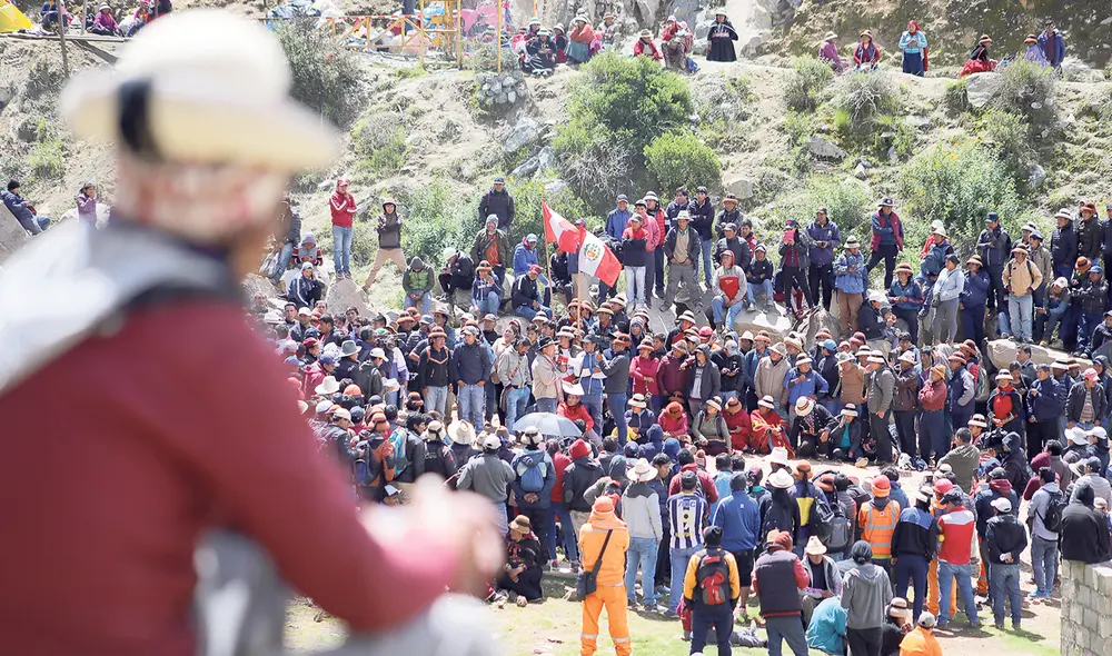 Cotabambas, 2019. Comuneros de Fuerabamba, en Apurímac, tras bloquear el acceso a Las Bambas. Exigían un pago por el uso de la vía. Foto: La República Cotabambas, 2019. Comuneros de Fuerabamba, en Apurímac, tras bloquear el acceso a Las Bambas. Exigían un pago por el uso de la vía. Foto: La República