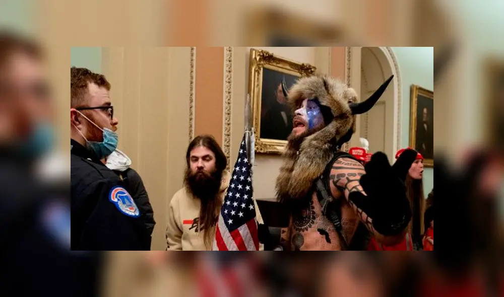 Según The Arizona Republic, Jacob Anthony Chansley es miembro del movimiento que gira alrededor de la teoría conspirativa QAnon. Foto: AFP Según The Arizona Republic, Jacob Anthony Chansley es miembro del movimiento que gira alrededor de la teoría conspirativa QAnon. Foto: AFP