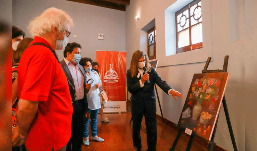 Hugo González explicó que la obra artística consta de 15 cuadros pintados al óleo sobre lienzo. Foto: Municipalidad Provincial de Lambayeque