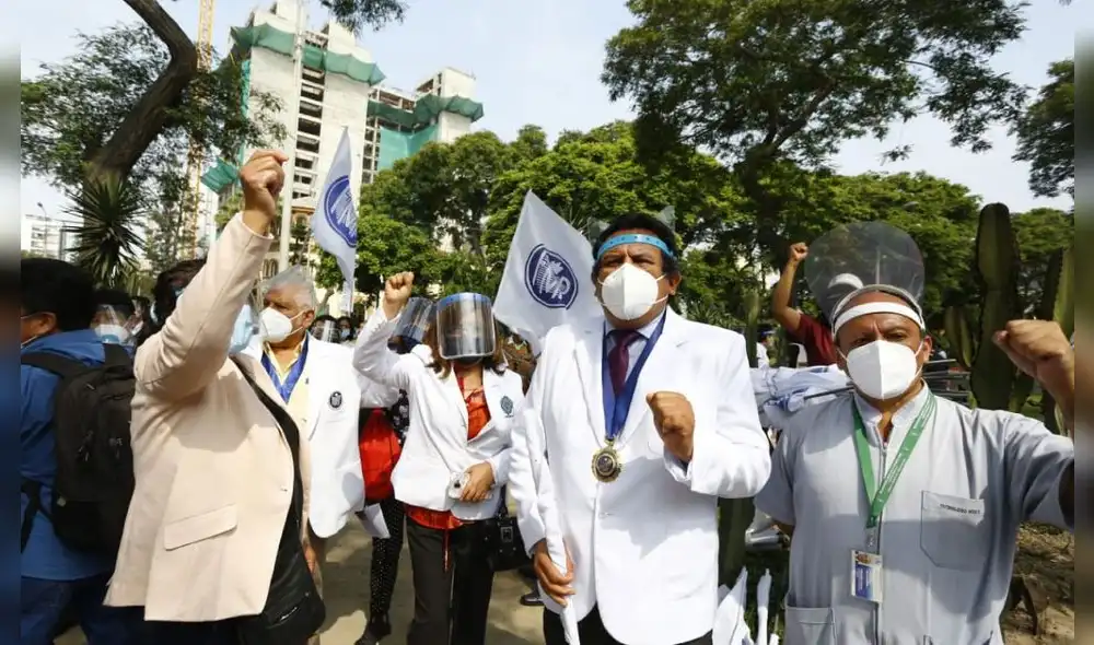 Médicos protestan por mejoras salariales. Foto: Felix Contreras / La República