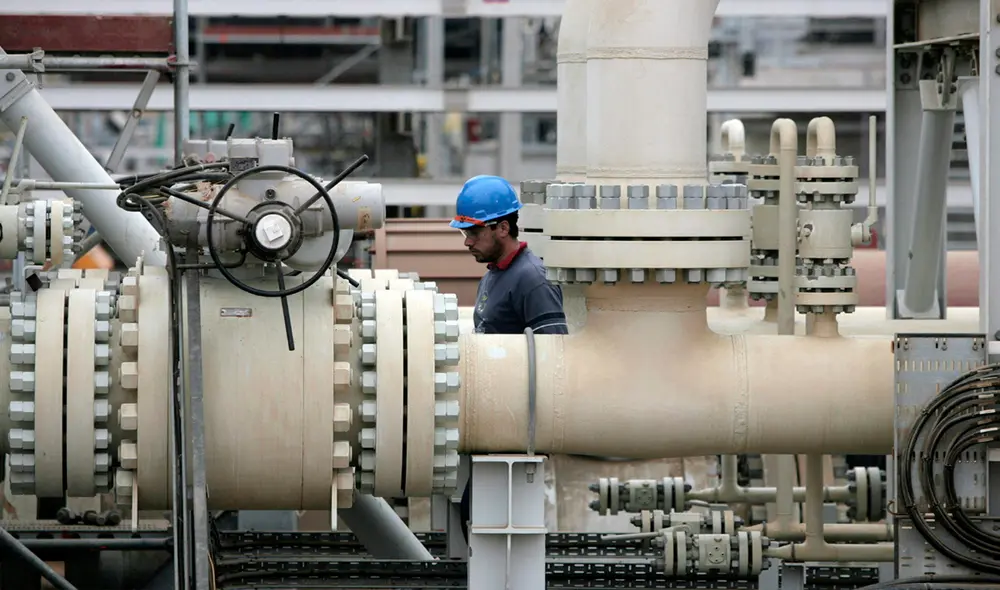 Las empresas petroleras y gasíferas han recortado empleos para sobrevivir a lo que se espera sea un largo tramo de demanda débil. Foto: AFP