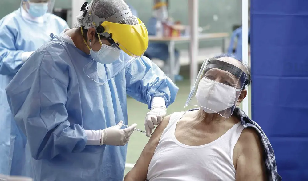 Ciudadanía duda sobre vacunación contra la COVID-19. Foto: La República