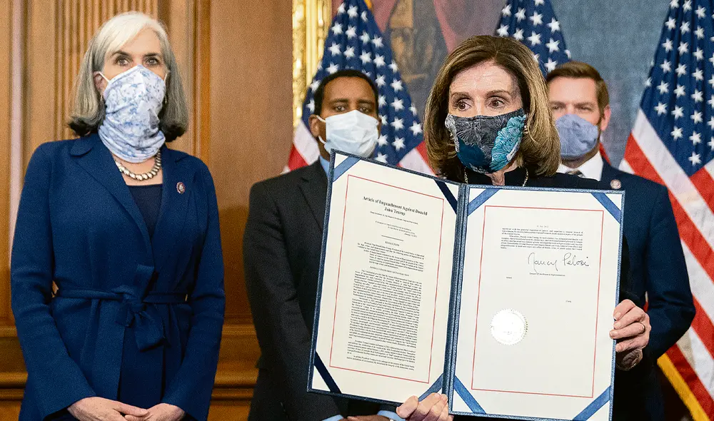 Decidida. Nancy Pelosi firma artículo de acusación contra el presidente Donald Trump. Foto: AFP Decidida. Nancy Pelosi firma artículo de acusación contra el presidente Donald Trump. Foto: AFP