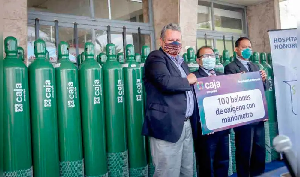 Apoyo. Caja Arequipa entregó balones de oxígeno a hospitales.