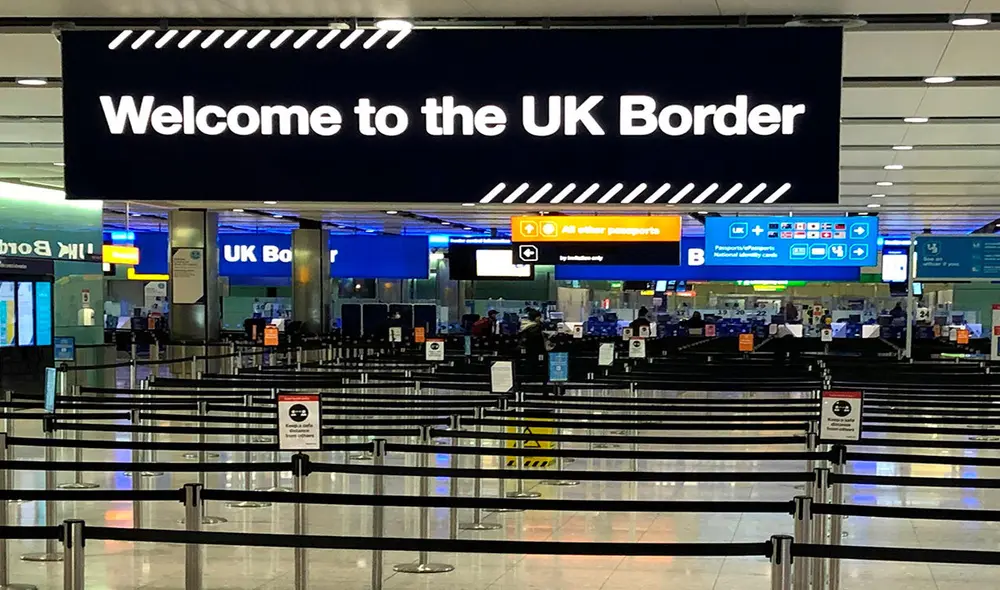 Ya Reino Unido había prohibido los viajes de Sudáfrica, donde también hallaron otra variante del coronavirus. Foto: AFP Ya Reino Unido había prohibido los viajes de Sudáfrica, donde también hallaron otra variante del coronavirus. Foto: AFP