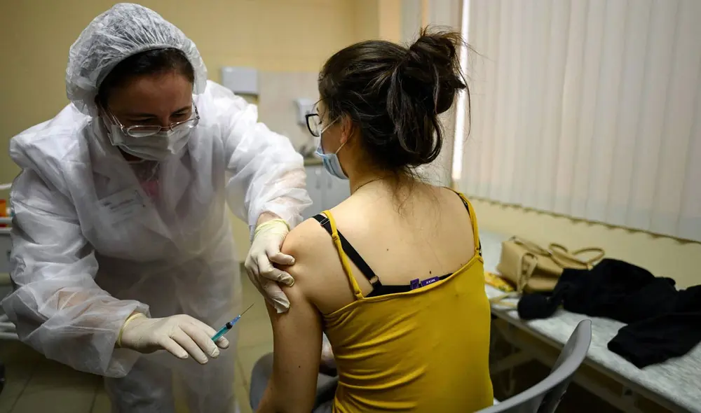 Una enfermera aplica vacuna contra la COVID-19 en Rusia. Foto: AFP