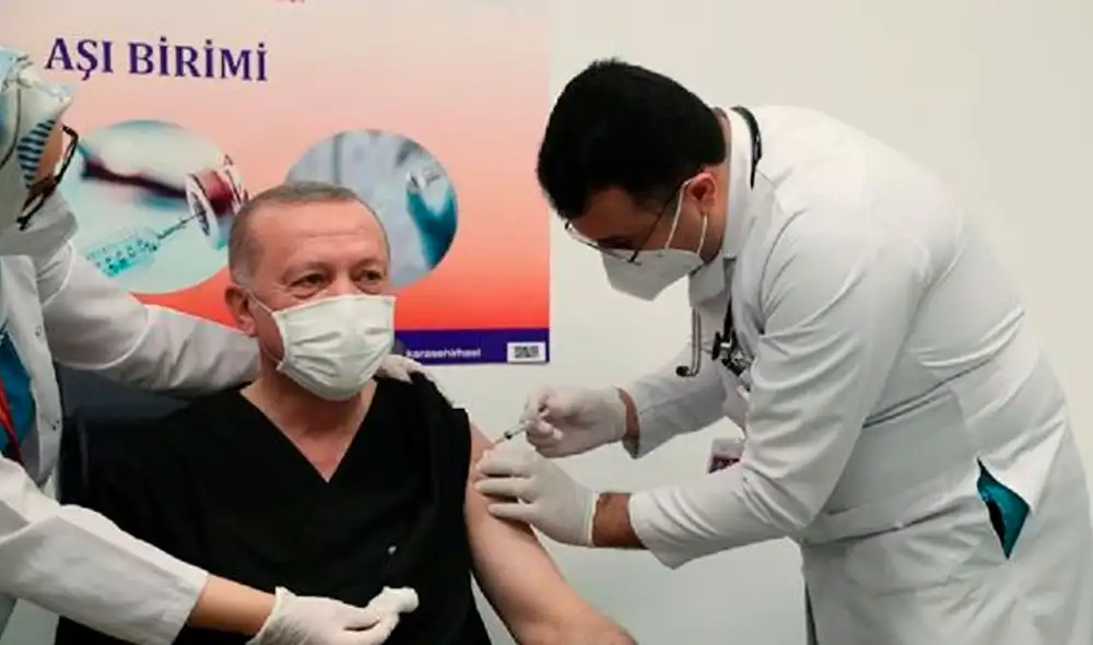 La vacuna Sinovac se distribuirá entre la población mediante dos dosis aplicadas con 28 días de diferencia. Foto: EFE