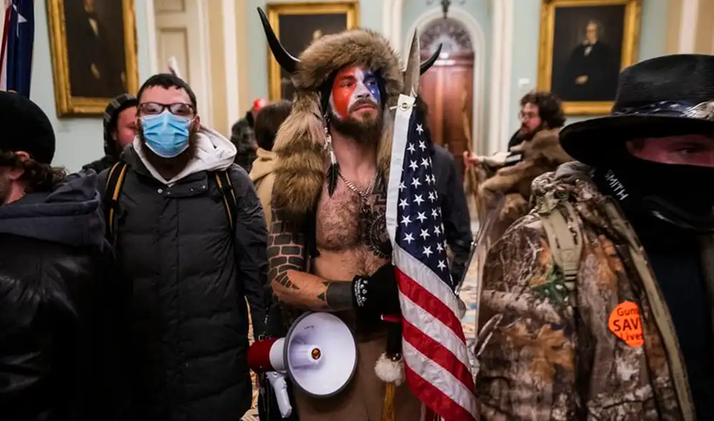 El asalto al Capitolio de EE. UU. dejó cinco personas muertas y más de 100 detenidos. Foto: EFE El asalto al Capitolio de EE. UU. dejó cinco personas muertas y más de 100 detenidos. Foto: EFE