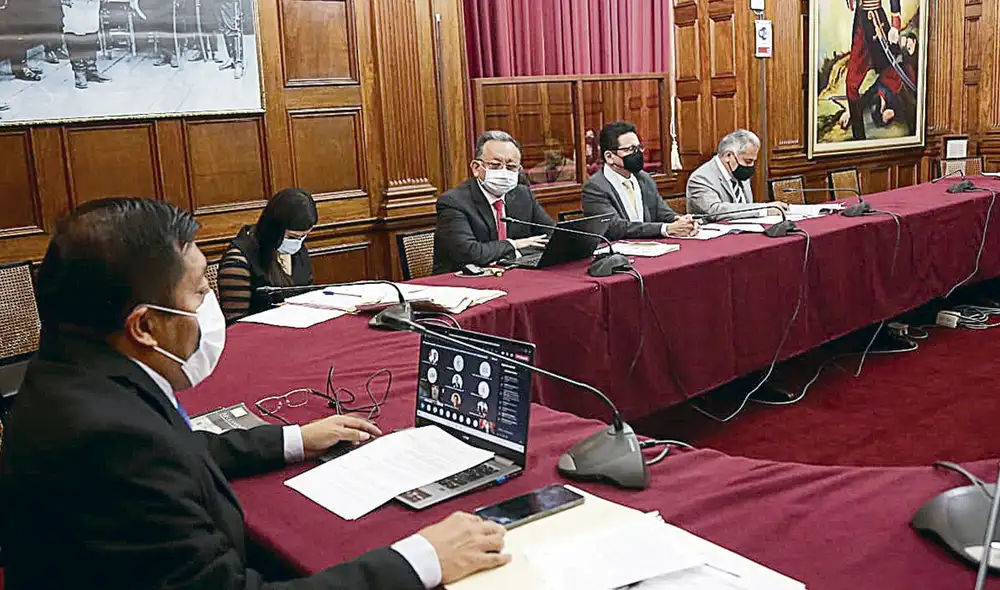 Sesión. El excontralor Edgar Alarcón se defendió diciendo que todo es una persecución política en su contra. Foto: Congreso de la República Sesión. El excontralor Edgar Alarcón se defendió diciendo que todo es una persecución política en su contra. Foto: Congreso de la República