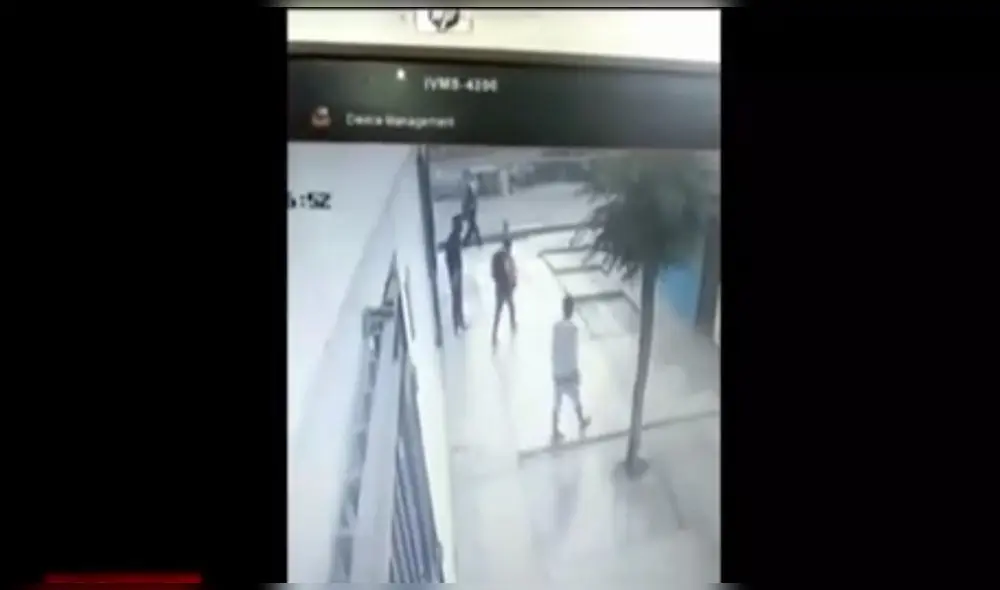 Un taxista intentó intervenir, pero uno de los facinerosos lo apuntó con la pistola. Foto: captura América Noticias. Un taxista intentó intervenir, pero uno de los facinerosos lo apuntó con la pistola. Foto: captura América Noticias.