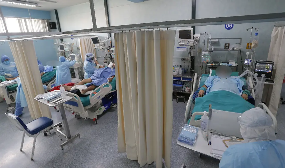 Pacientes COVID-19 son atendidos en la UCI del Hospital Alberto Sabogal del Callao. Foto: Luis Ángel González / EFE Pacientes COVID-19 son atendidos en la UCI del Hospital Alberto Sabogal del Callao. Foto: Luis Ángel González / EFE