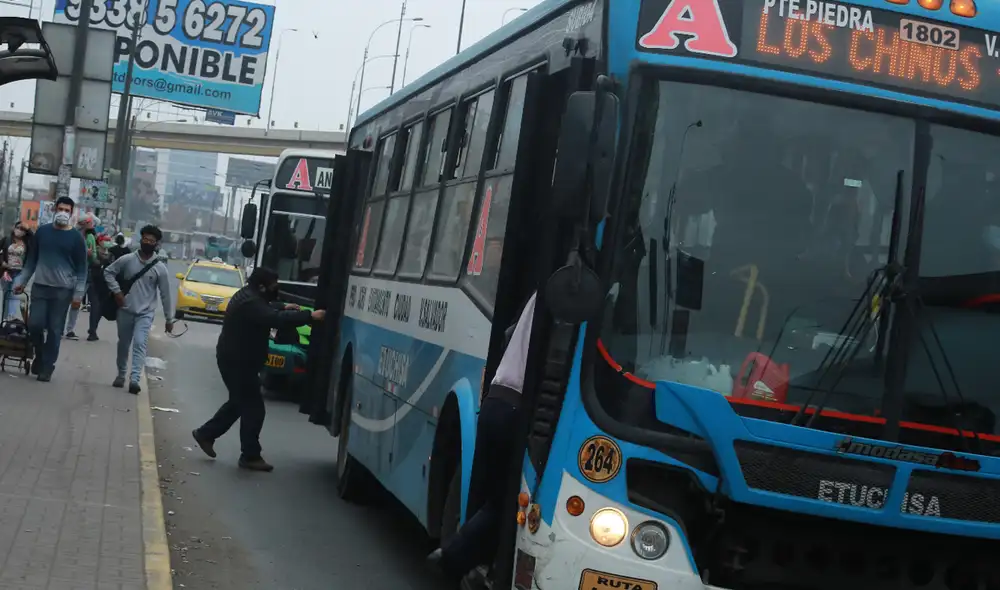 Vehículos deben cumplir con todos los protocolos de bioseguridad y exigir a sus pasajeros el uso de mascarilla y protector facial. Foto: La República