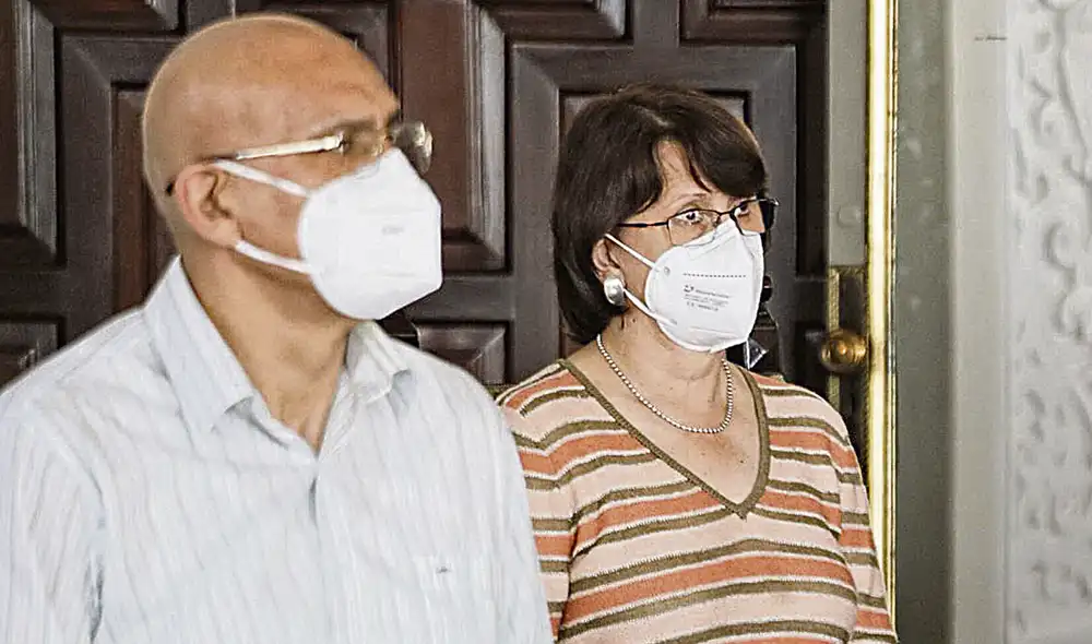 ¿Opuestos? Mendoza y Mazzetti no coinciden en la definición de esta etapa de la pandemia. Foto: Andina ¿Opuestos? Mendoza y Mazzetti no coinciden en la definición de esta etapa de la pandemia. Foto: Andina