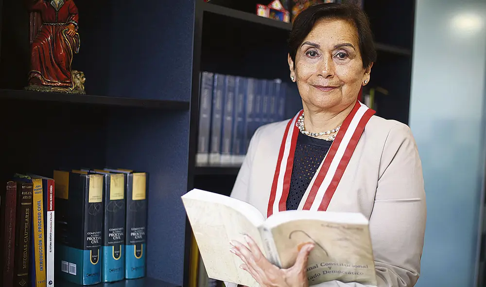 Compromiso. "Hemos entrado voluntariamente al servicio del país y vamos a cumplir nuestro deber. Si no puedo cumplir esto, mejor me voy", dice Inés Tello. Foto: Félix Contreras/La República Compromiso. "Hemos entrado voluntariamente al servicio del país y vamos a cumplir nuestro deber. Si no puedo cumplir esto, mejor me voy", dice Inés Tello. Foto: Félix Contreras/La República