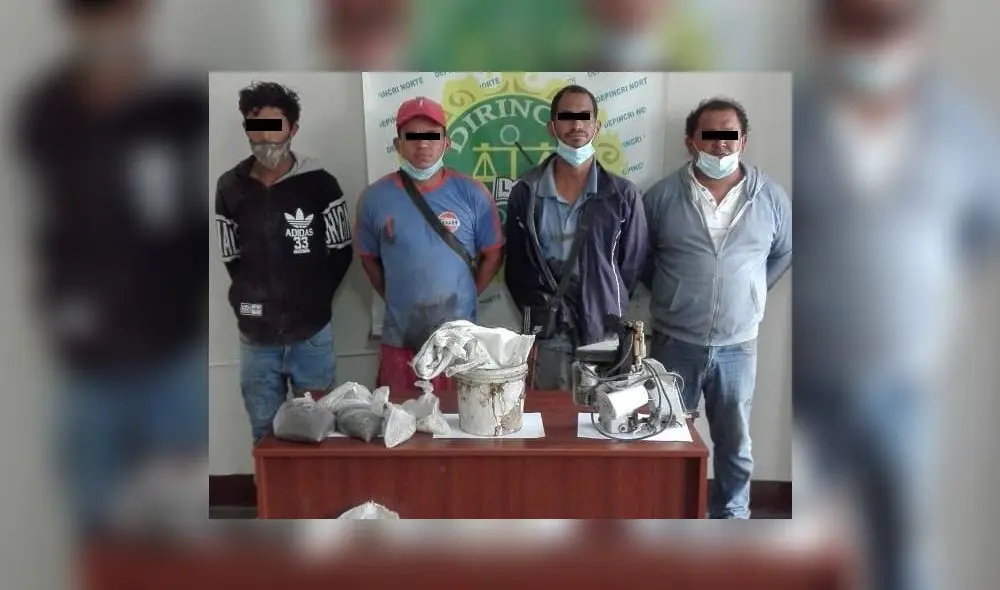 Los sujetos se encontraban maniobrando trompos mezcladores a motor. Foto: PNP Los sujetos se encontraban maniobrando trompos mezcladores a motor. Foto: PNP