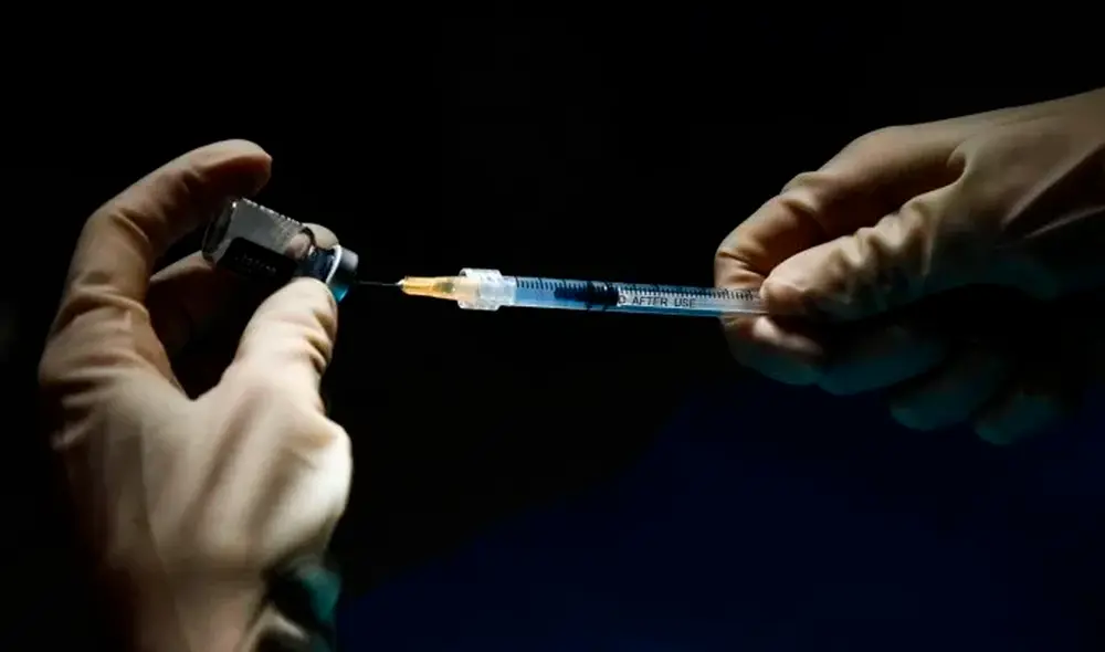 La Agencia Europea del Medicamento está investigando dos casos de coagulación de sangre en dos pacientes que recibieron dosis de AstraZeneca. Foto: EFE La Agencia Europea del Medicamento está investigando dos casos de coagulación de sangre en dos pacientes que recibieron dosis de AstraZeneca. Foto: EFE