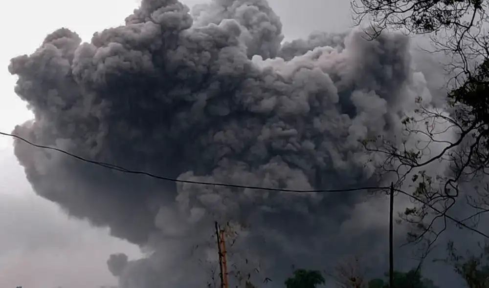 Autoridades advirtieron a las personas que viven en las laderas de la montaña que estén alertas a la actividad volcánica en curso. Foto: AFP