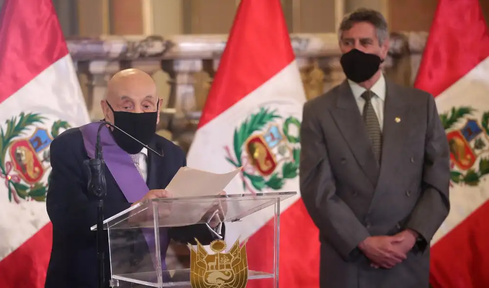Médico Uriel García recibió condecoración de manos del presidente Francisco Sagasti. Foto: Presidencia de la República