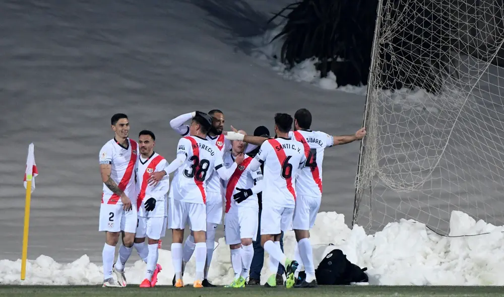 El partido Rayo Vallecano vs. Elche estuvo en incertidumbre debido al mal clima, pero al final se jugó y el triunfo fue para los madrileños. Foto: EFE