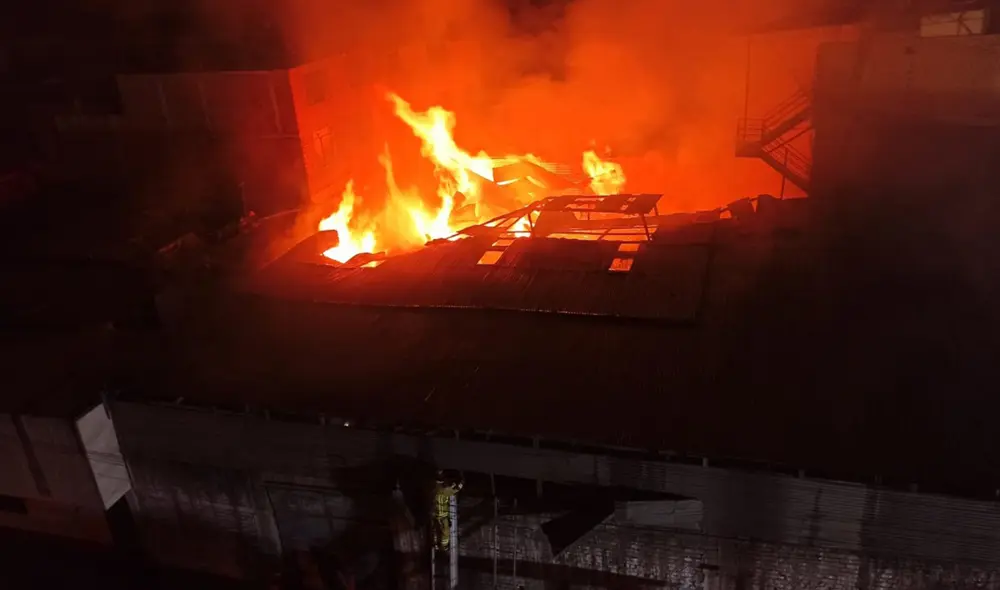 Bomberos ya trabajan para poder controlar la situación. Foto: URPI- GLR Bomberos ya trabajan para poder controlar la situación. Foto: URPI- GLR