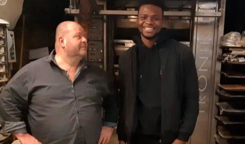 Laye Fodé Traoré trabaja en la panadería de Stéphane Ravacley desde 2019. Foto: Twitter Laye Fodé Traoré trabaja en la panadería de Stéphane Ravacley desde 2019. Foto: Twitter