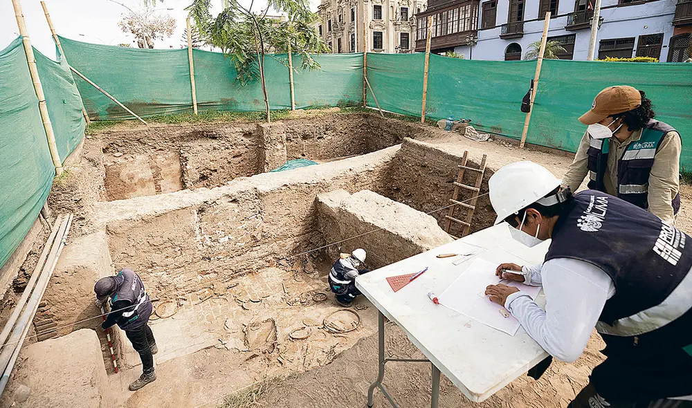 Historia. Arqueólogos de ProLima en plena faena del hallazgo arqueológico en lo que hoy es la alameda Chabuca Granda. Foto: difusión