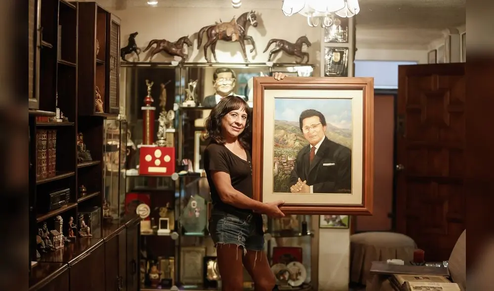 Nancy Abanto posa con un retrato de su recordado padre.