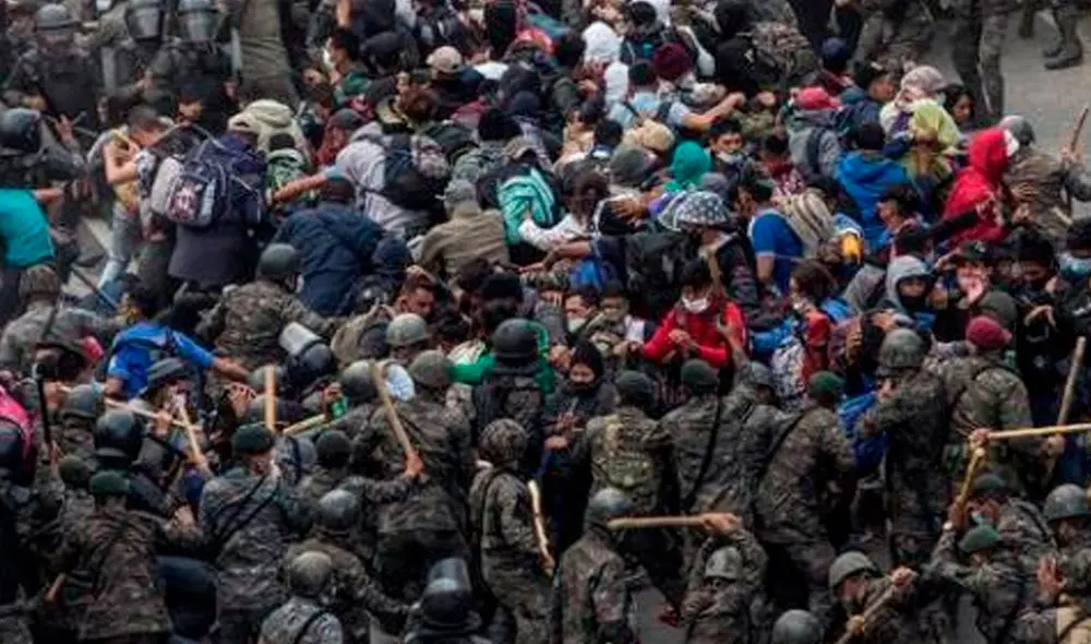 “Sólo déjennos pasar por su país, es lo único”, le contestó un migrante al Director General de Migración de Guatemala, Guillermo Díaz. Foto: EFE