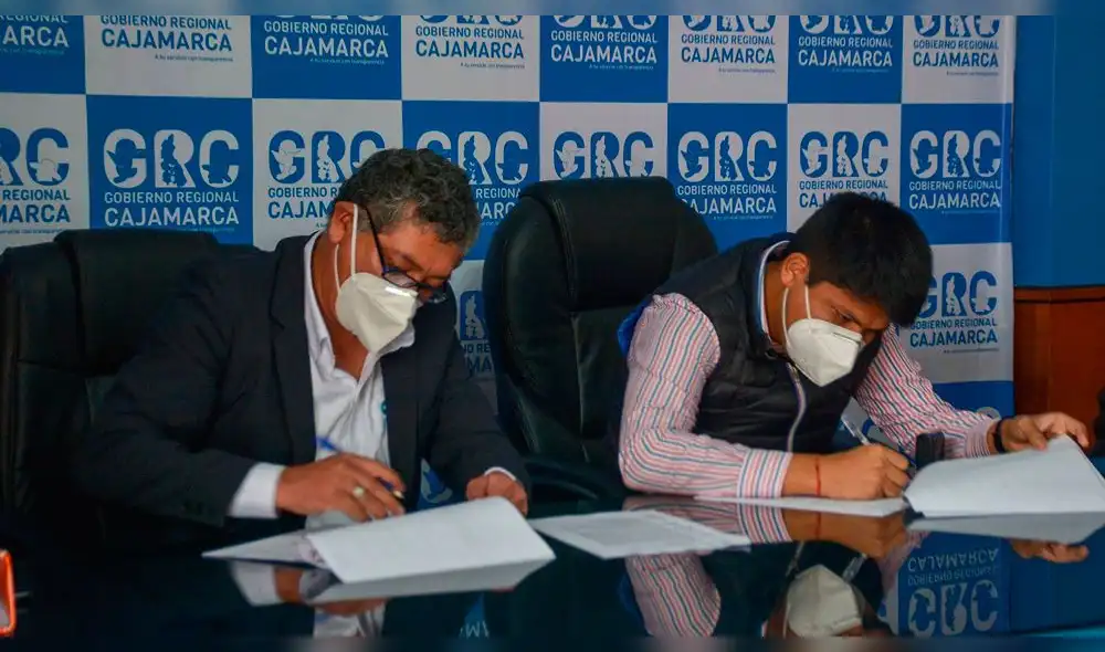 Gerente Subregional, Carlos Dávila firmó contrato para construcción de hospital. Foto: Gerencia Subregional de Cutervo.