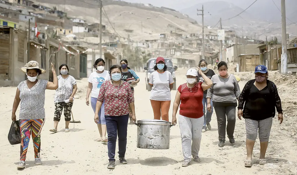 Una necesidad. Las ollas comunes promovieron la solidaridad en las zonas más populares de Lima. Muchas familias no murieron de hambre por ellas. Foto:  Antonio Melgarejo/La República