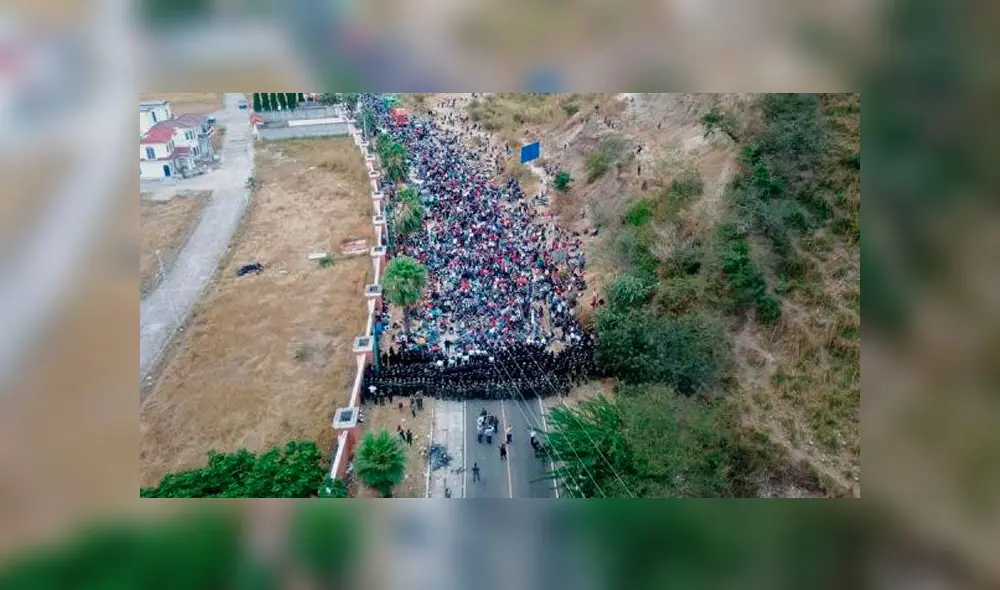 Policía de Guatemala formó barricada para no dejar pasar a los migrantes hondureños. Foto: EFE
