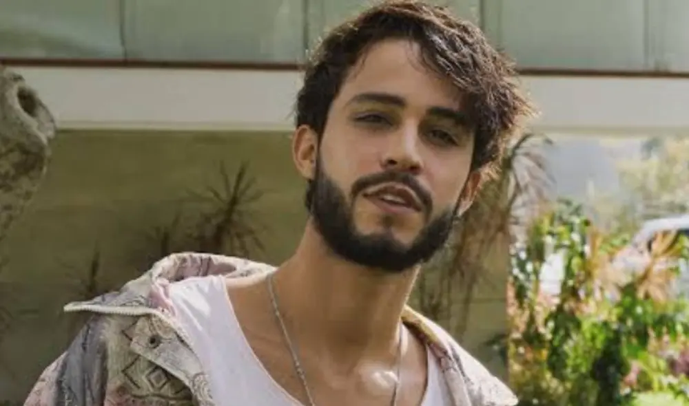 Alejandro Zucca celebra el estreno de su nueva canción. Foto: difusión